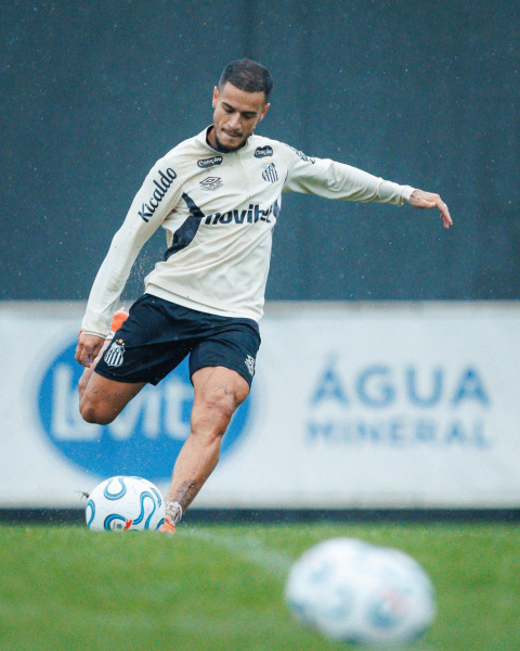 Coutinho ya entrena con Santos FC.