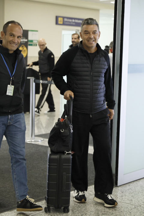Francisco Egas, presidente de la FEF, recibió en el aeropuerto a Marcelo Gallardo.
