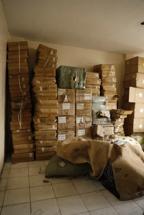 Cajas con mercadería permanecían apiladas dentro del inmueble intervenido en la Bahía de Guayaquil