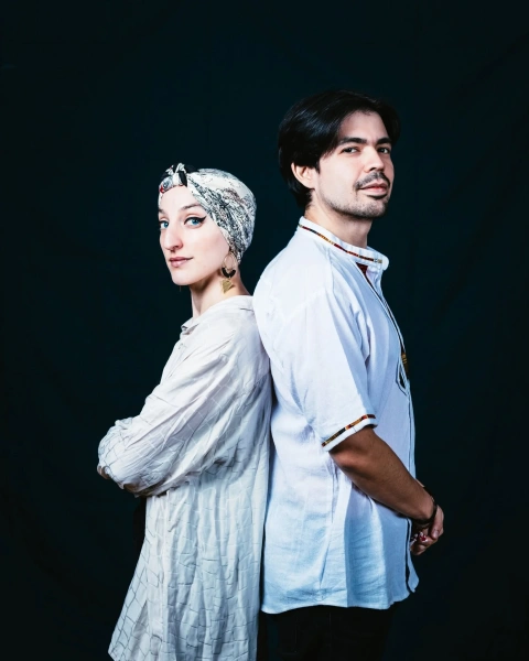 Tras obtener sus respectivos títulos, Gaëlle Bagot y Juan Manuel Nieto decidieron fundar en 2020 un dúo minimalista de piano y clarinete/voz.