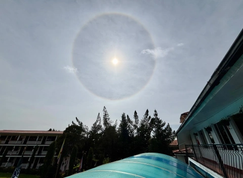 El halo solar es un fenómeno natural y no representa un riesgo.