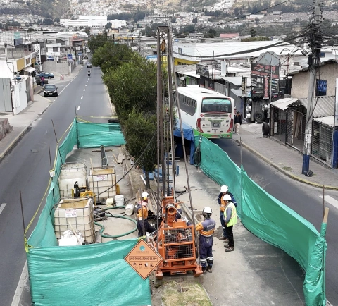 Una de las perforaciones se hizo en la avenida Luis Vaccari y Giovanni Calles, en Calderón.