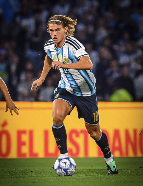 Nicolás Paz, zurdo y de buen manejo de balón, es señalado como una de las opciones para asumir el enorme desafío del 10 argentino.