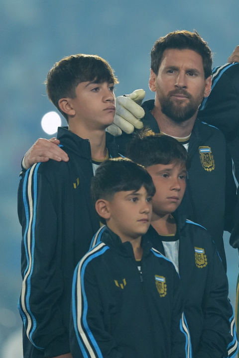 Lionel Messi y sus hijos en el estadio Monumental.