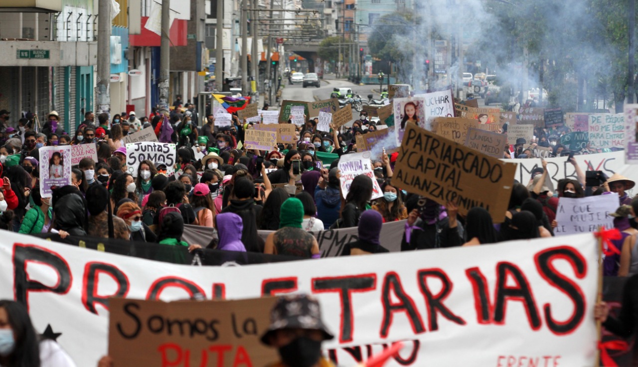 8M: Mujeres marchan en las calles de Quito para exigir el respeto de ...