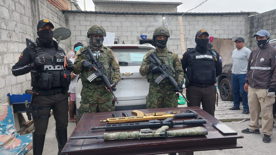 Detienen a dos sujetos con tres fusiles y vehículos robados en Durán