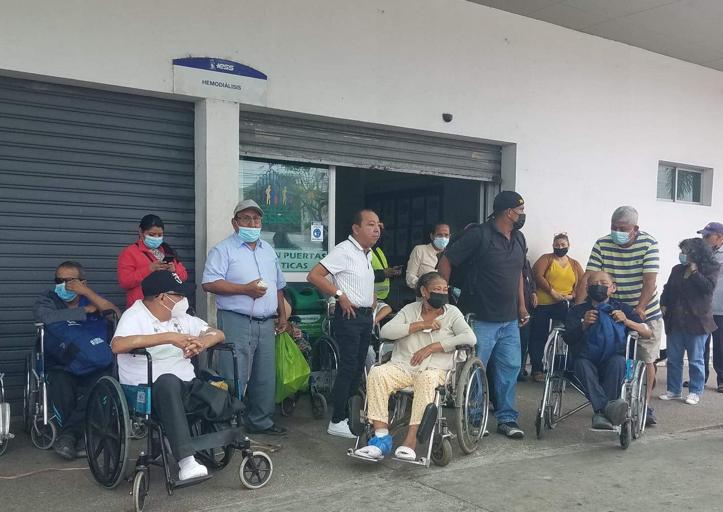 Nueva protesta de pacientes renales del IESS por la falta de insumos ...