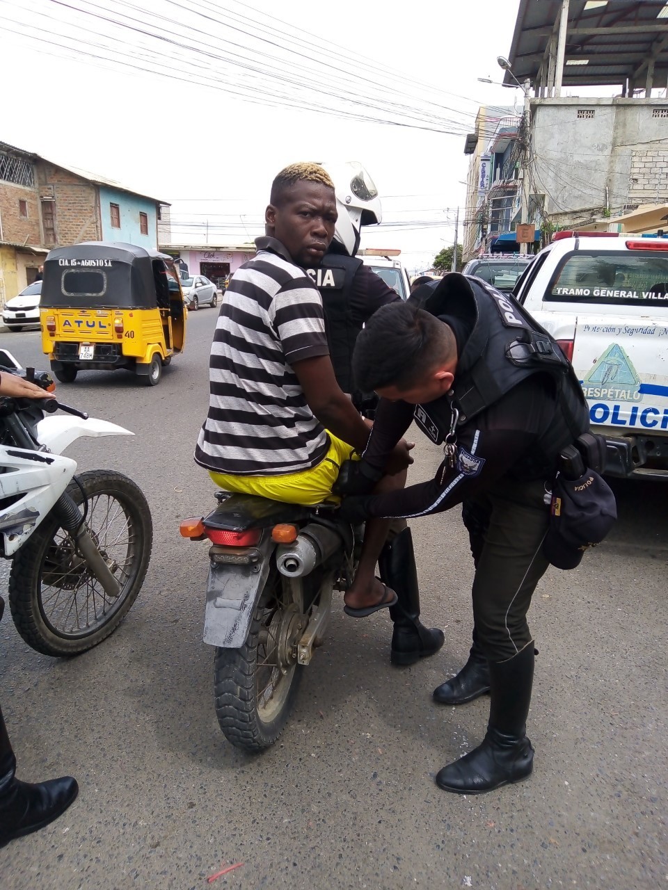 La policía recaptura a un prófugo de la justicia que iba en una moto