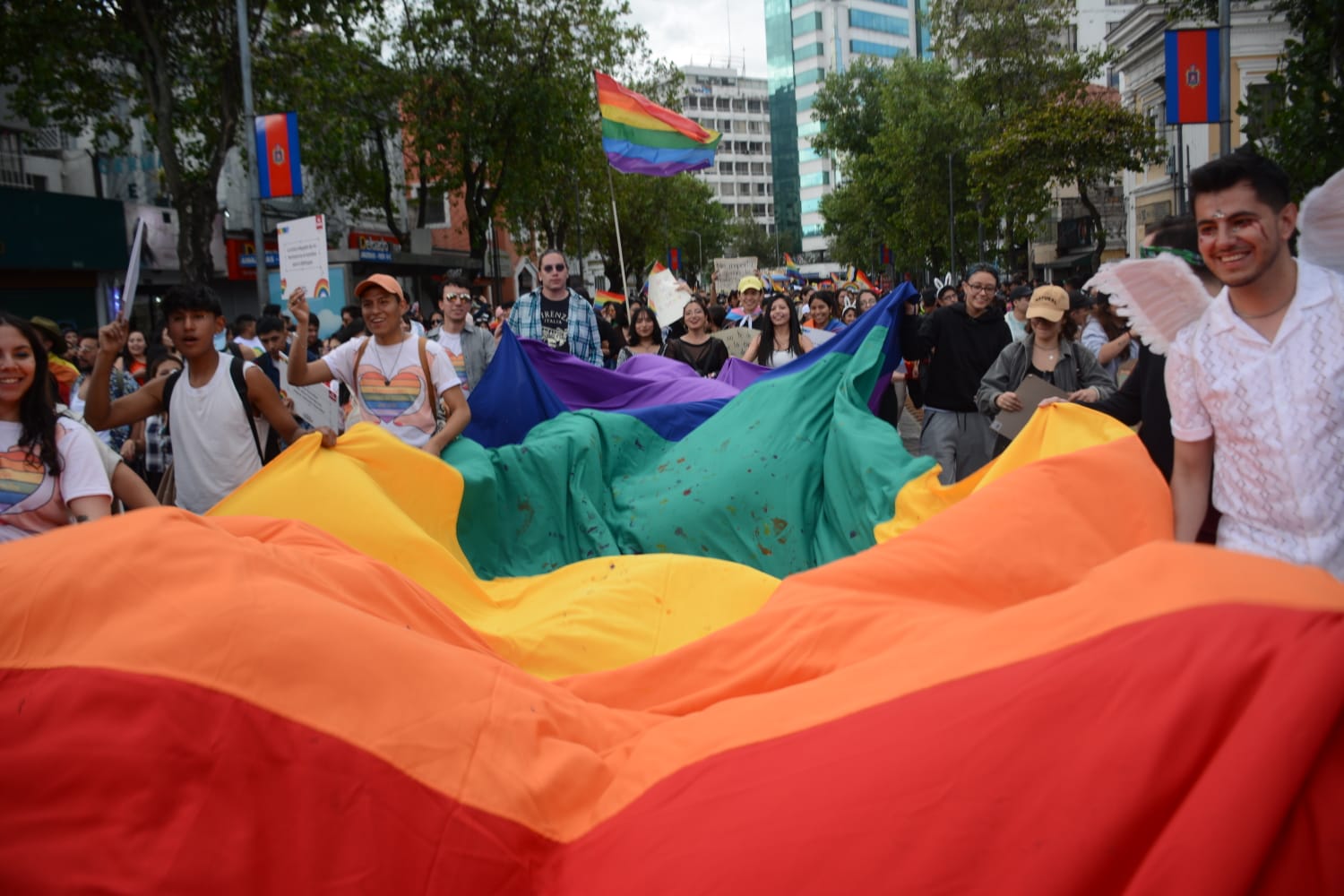 El orgullo LGBTI desplegó una marcha llena de fiesta y color en la av ...