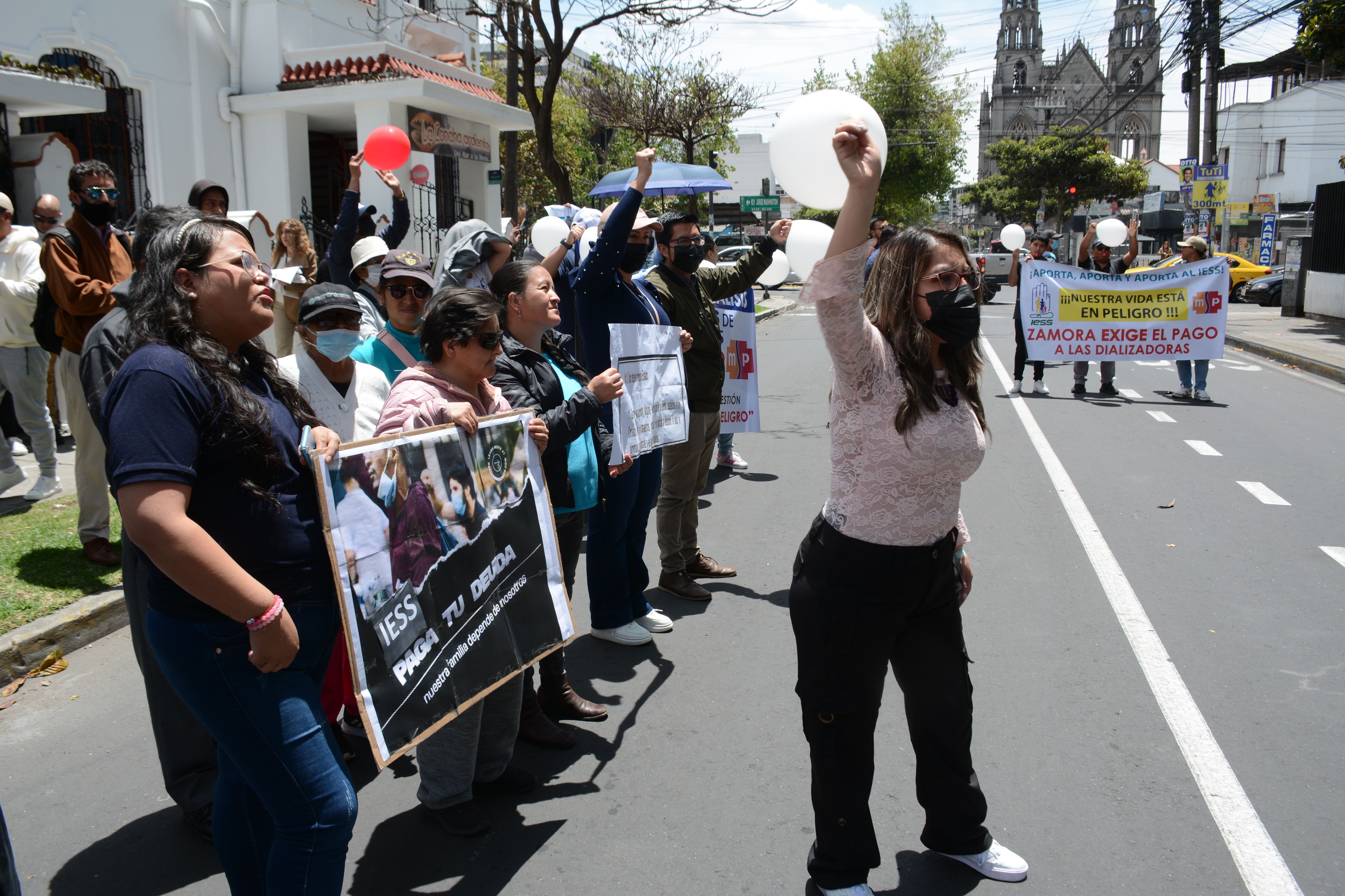 Dueños de centros de diálisis protestan por la falta de pago del IESS