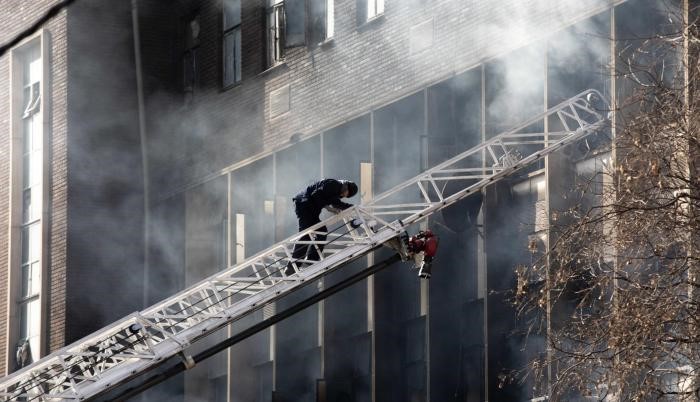 Suben a 77 los muertos en el incendio de un edificio en Johannesburgo ...