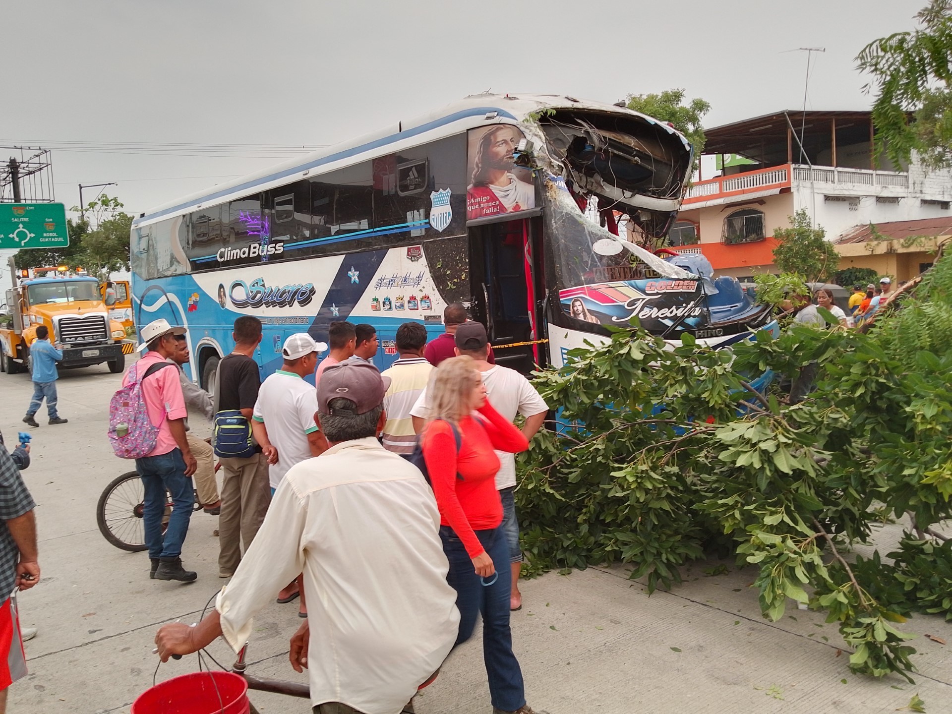 El volcamiento de un bus deja una persona fallecida y quince heridos