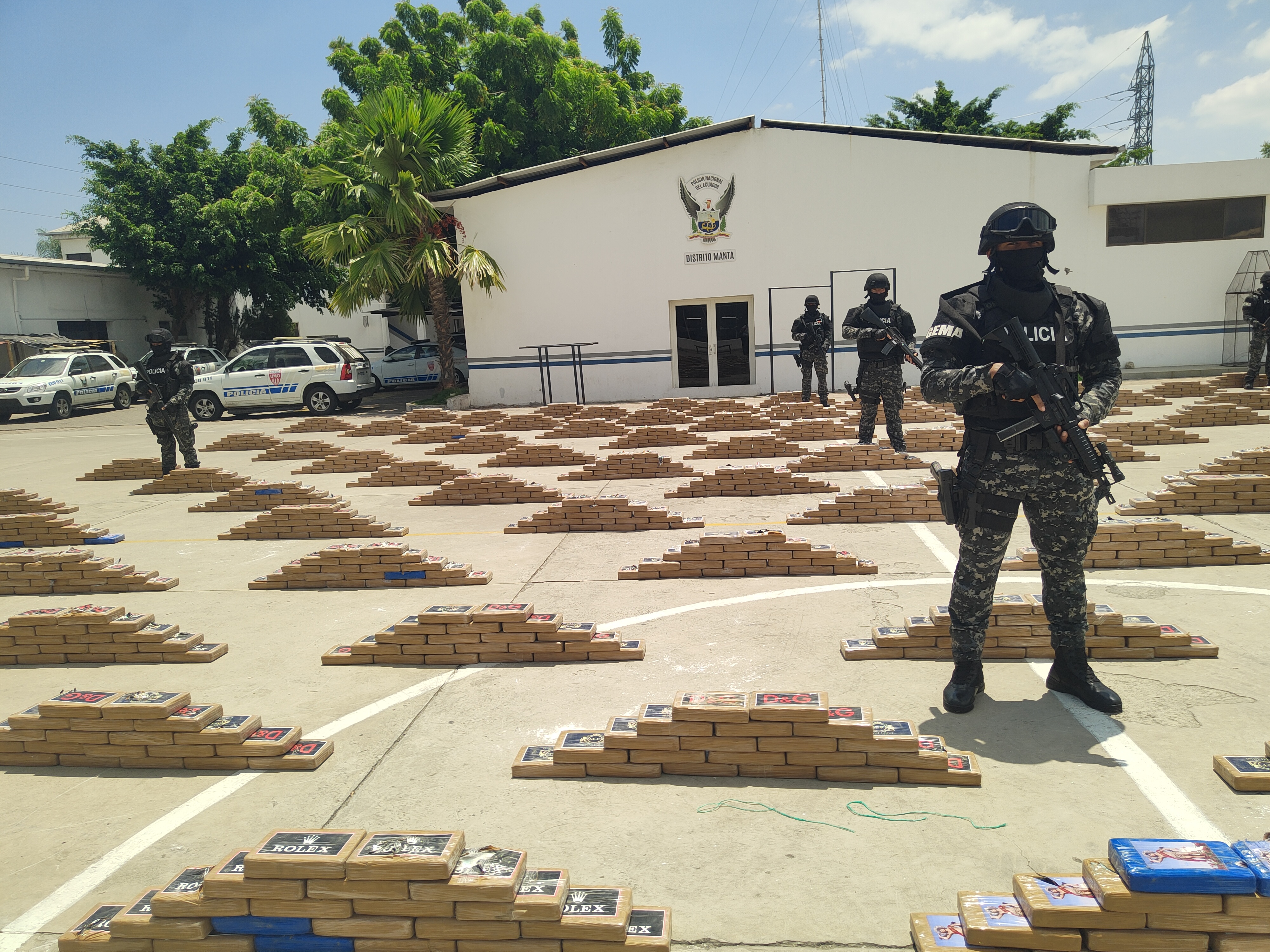 Hallan dos toneladas de droga bajo tierra en una finca cerca de Manta ...
