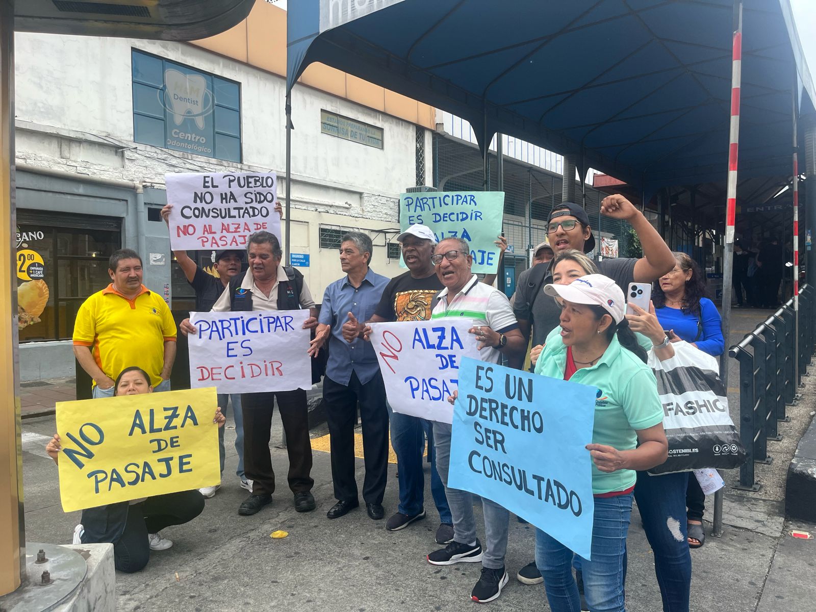 Guayaquil: Ciudadanos protestan contra el alza del pasaje de bus
