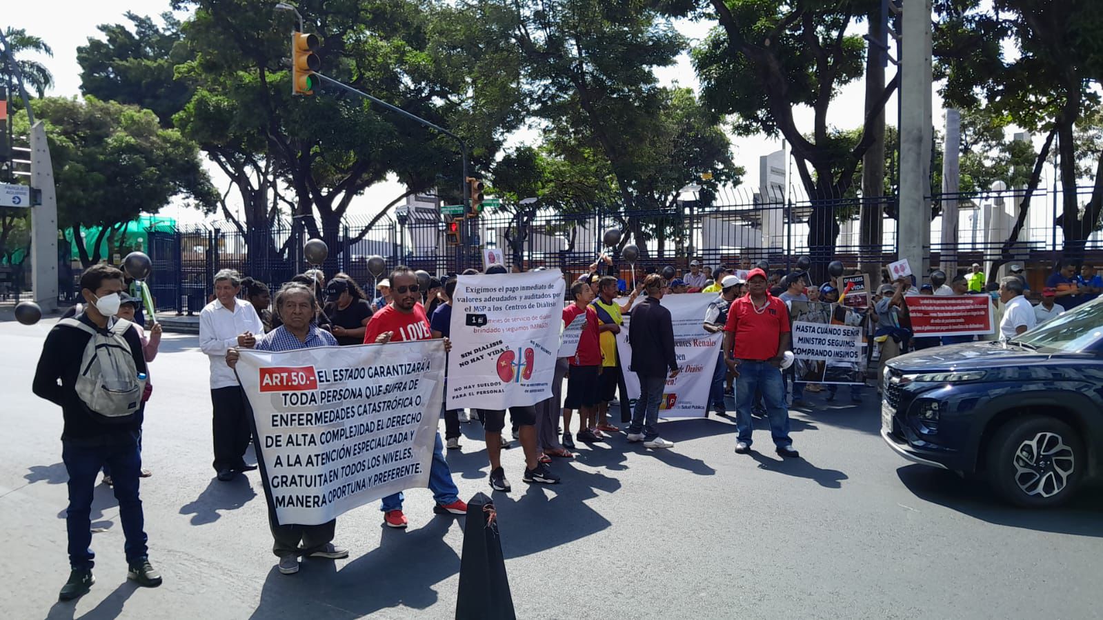 Pacientes protestan en Guayaquil por falta de insumos en clínicas de ...