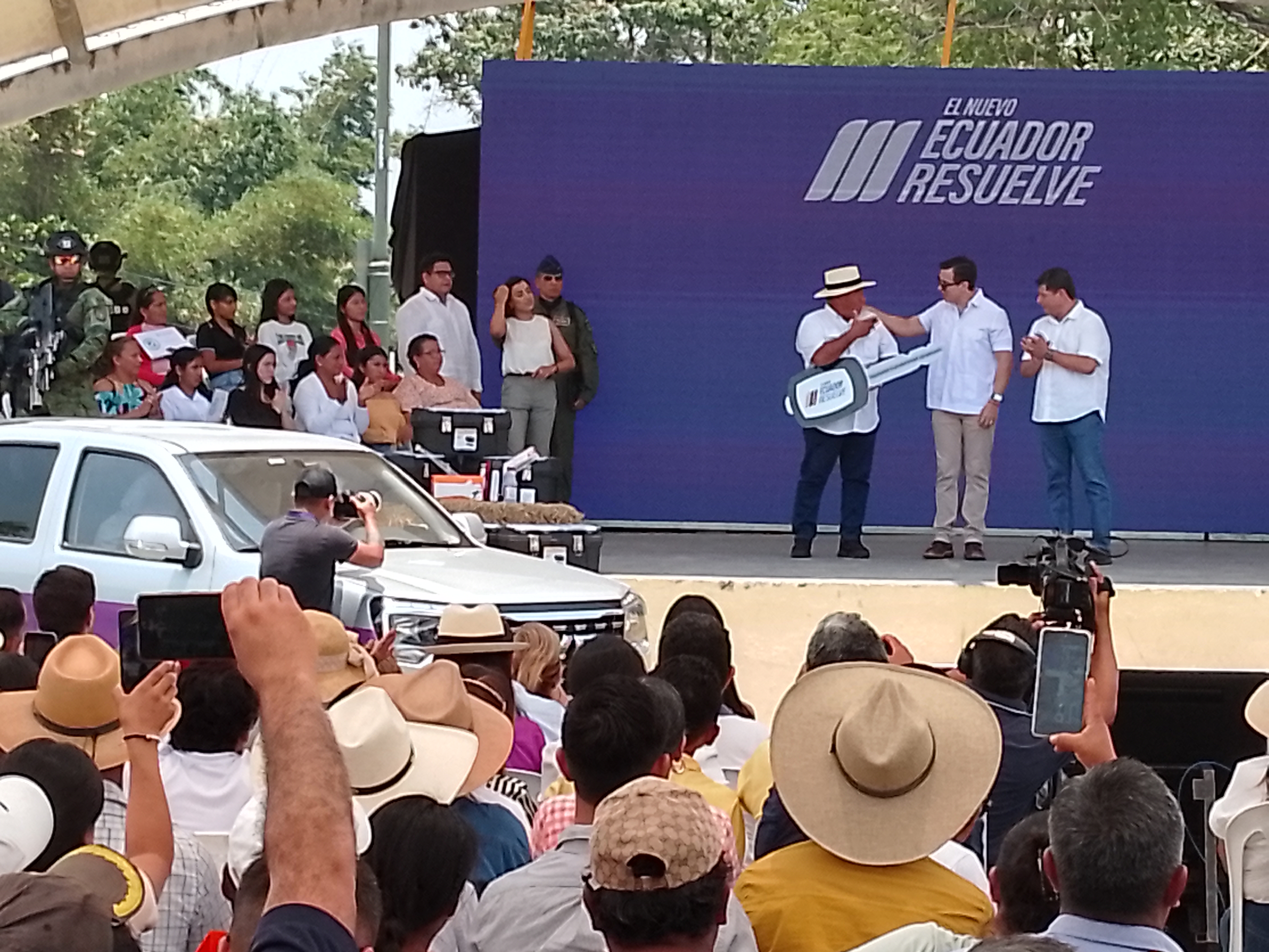 El Gobierno entrega 24 camionetas a dirigentes arroceros