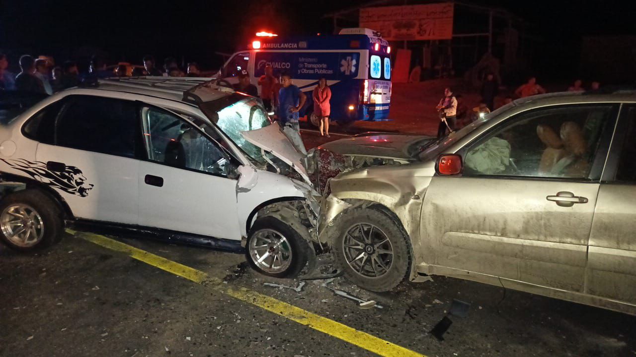 Choque frontal entre dos autos en la vía a Santa Elena deja un fallecido