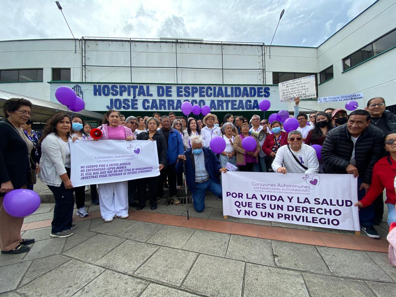 Pacientes críticos del IESS protestan por falta de medicinas en Cuenca