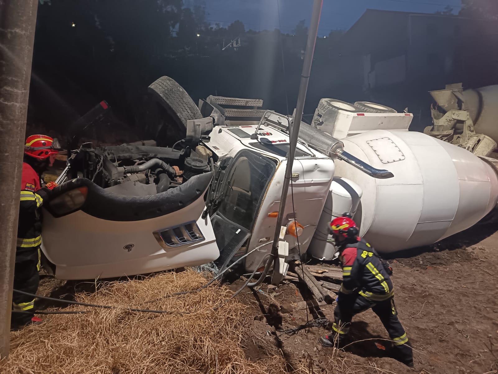 Volcamiento de vehículo pesado causa daños y cierre vial en Quito