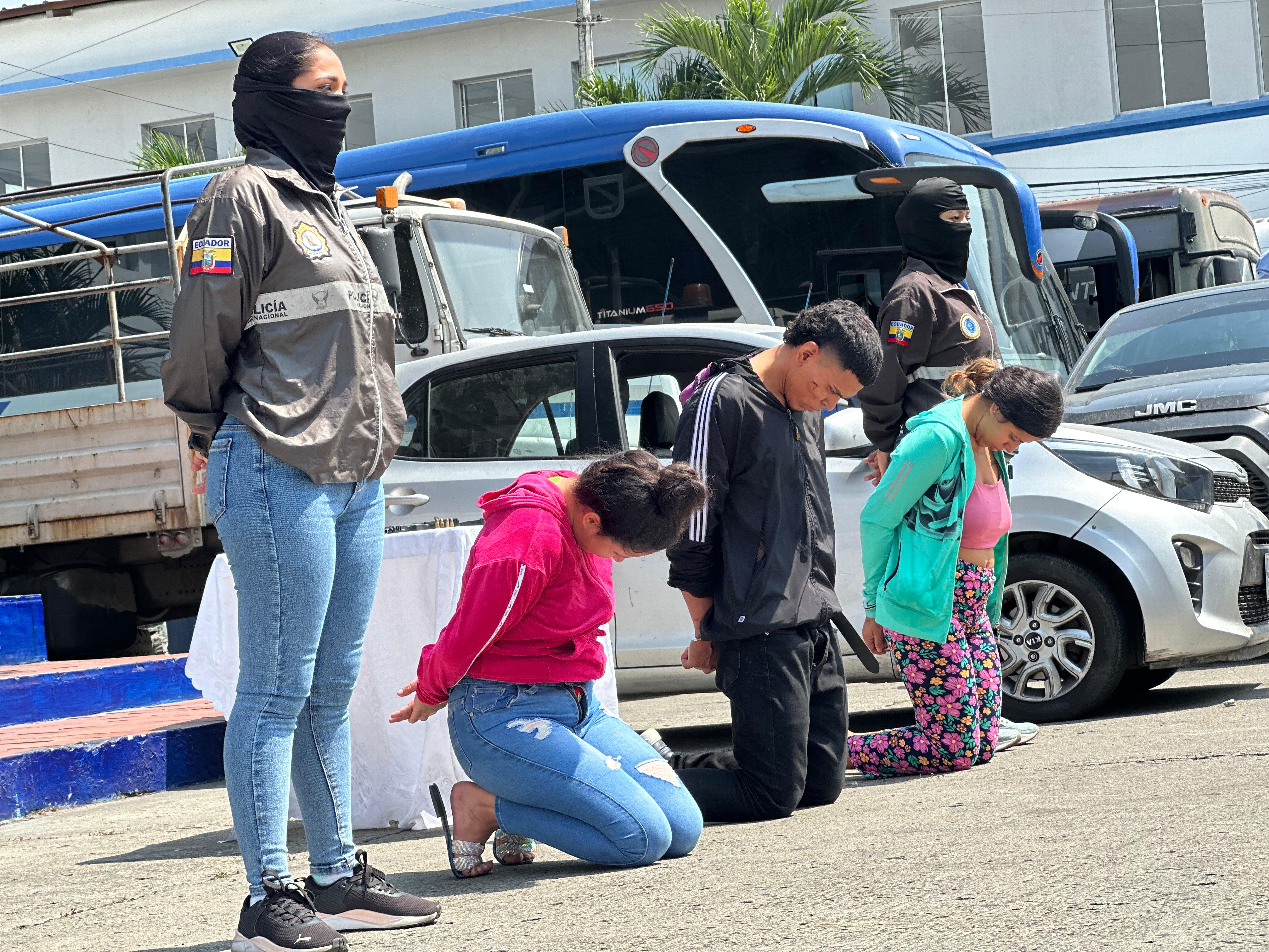 Robo en La Alborada: Arrestan a dos mujeres y un hombre tras balacera