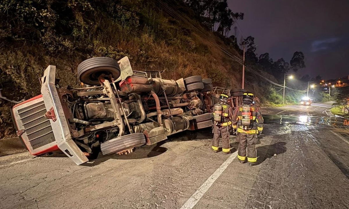 Volcamiento de tanquero en Av. Simón Bolívar genera derrame de brea en ...