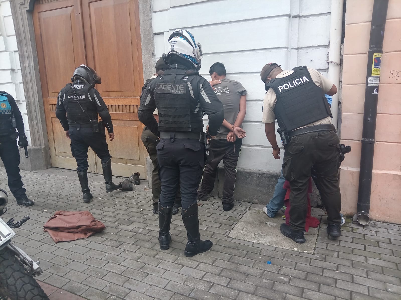 Agentes metropolitanos evitan presunto asalto en bus en el centro de Quito