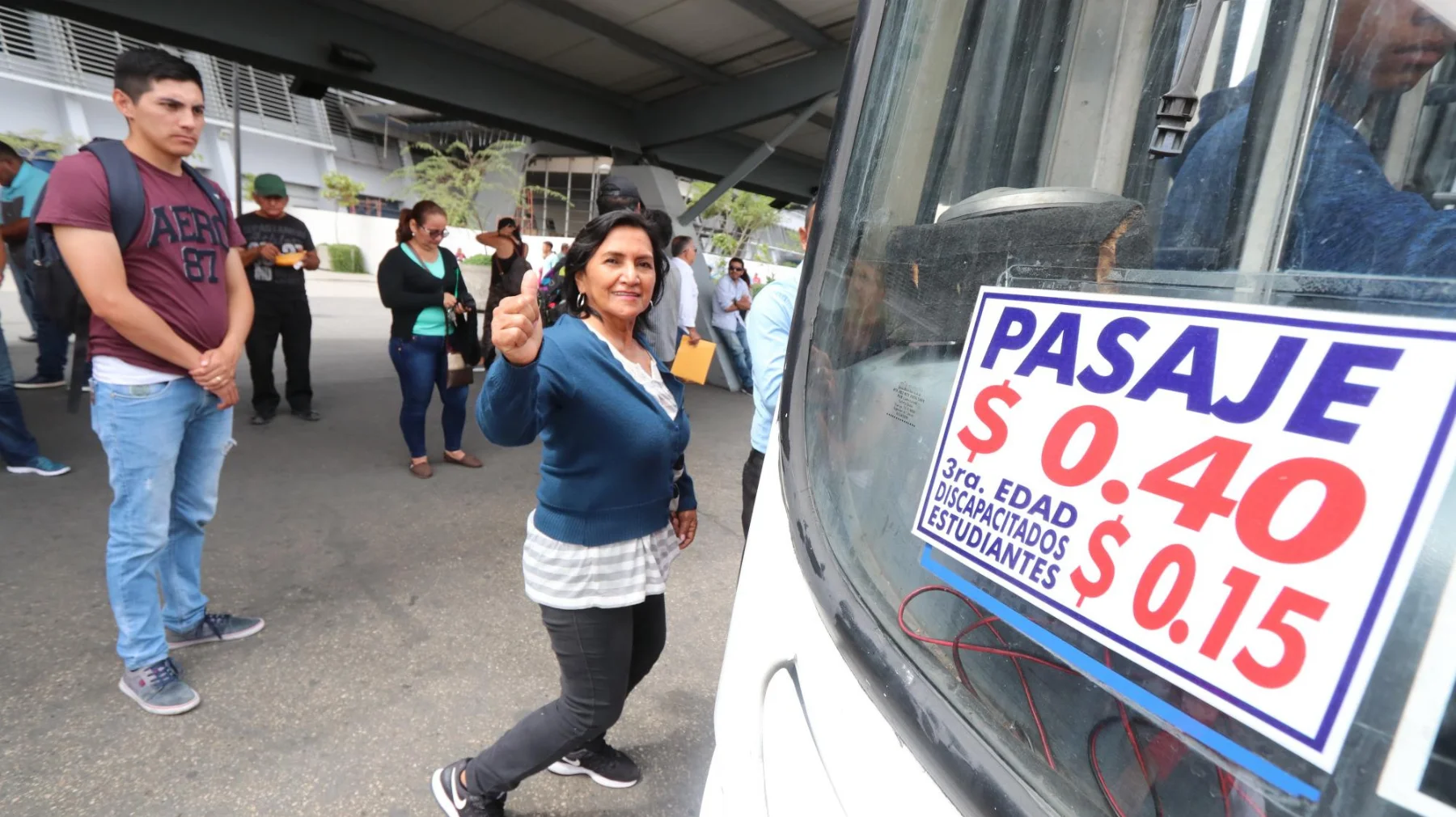 Usuarios del transporte urbano en Guayaquil abordan una unidad, en medio del debate por el nuevo esquema de pasajes diferenciados propuesto por el Municipio.